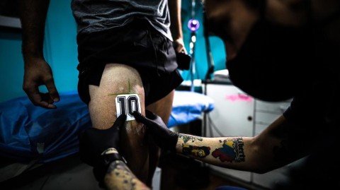 蓝白色的永恒印记：马拉多纳逝世，阿根廷球迷用纹身将“10号”刻进生命