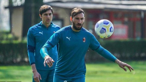 红黑军团集结：AC米兰备战意甲第29轮的激情瞬间