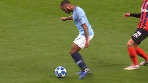 从“跳水”到“回怼”：斯特林的假摔往事与足球世界的永恒争议