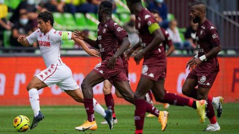 梅斯主场饮恨，十人摩纳哥奏凯：新帅科瓦奇终迎法甲首胜