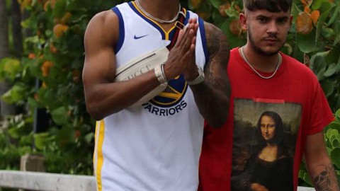 曼联骄子海滩惬意时光 拉什福德展露勇士球迷本色