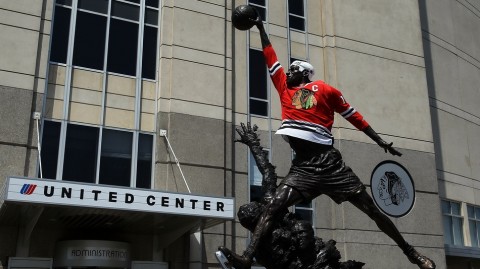 冰球装乔丹铜像空降NHL总决赛现场引发球迷怀旧潮