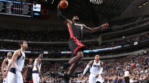 詹姆斯28+8+7斯玛特25分，湖人主场101-94再擒火箭2-0领先！杜兰特复出空砍23+6+4