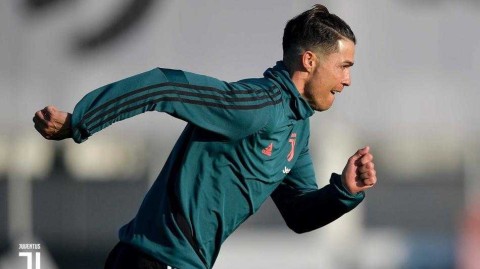 C罗扎着小辫回归训练场 尤文图斯开启2020新征程