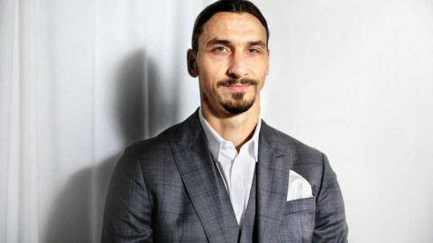 兹拉坦时尚风范亮相米兰 西装革履诠释王者气场