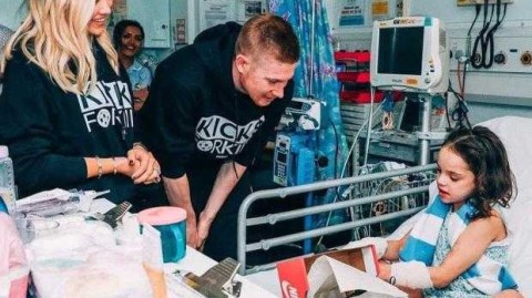 曼城大脑的冬日暖阳：德布劳内与妻子的医院慈善之行