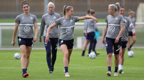 绿茵狼群，备战最后冲刺：沃尔夫斯堡女足球场瞬间