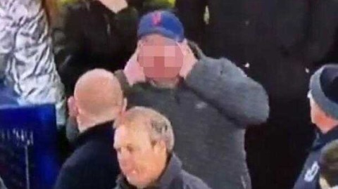 孙兴慜泪洒赛场后竟遭种族歧视手势，埃弗顿球迷的丑陋一幕引发全网震怒