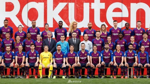 巴萨全家福温情时刻 梅西西装革履率队定格荣耀传承