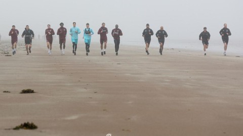 西汉姆联夏训遇雾都奇景 铁锤帮众将晨跑如临幻境