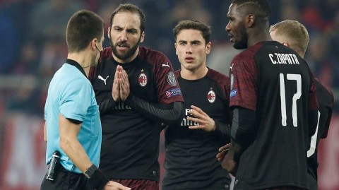 伊瓜因恳求裁判无力回天，米兰众将抱团吞下欧联出局苦果