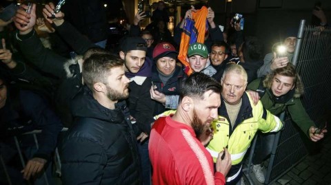 梅西客场踩场引爆荷兰热情，球迷围堵索签名