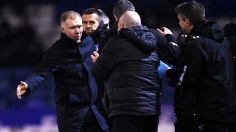 “生姜头”首秀惊艳！斯科尔斯率队四比一大胜，英乙赛场刮起红色旋风