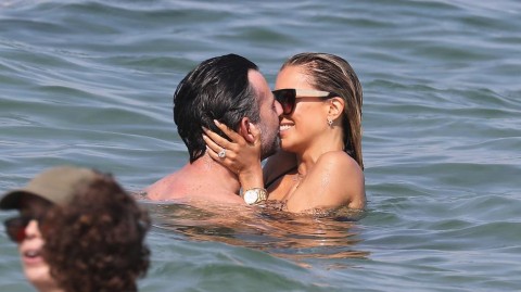 范德法特前妻西尔维圣特罗佩海滩甜蜜度假 新男友水中公主抱显恩爱