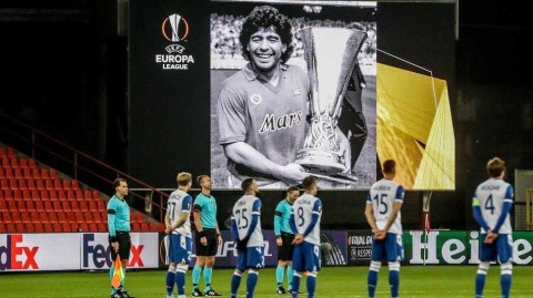 永恆的致敬：歐聯杯賽場送別球王馬拉度納