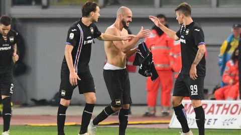 萨波纳拉九十九分钟绝平进球激情庆祝竟遭球迷意外扒裤