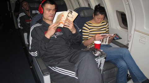 姚明携妻叶莉低调抵京，甜蜜互动引回忆杀，公益新篇章启航