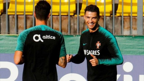 欧洲杯预选赛在即 葡萄牙队维尔纽斯轻松备战 C罗与队友说笑心情佳