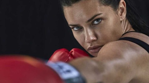 狼殿归来：阿德里亚娜·利马演绎力与美的终极赞歌