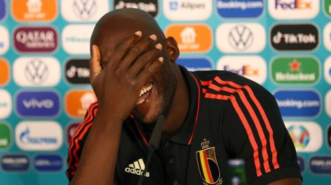 卢卡库心情大好亮相发布会，揭秘比利时逆转丹麦的赛场内外