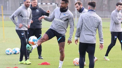 冬日战歌：柏林赫塔训练场上的坚守与希望