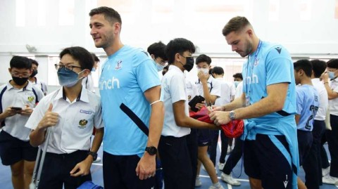 水晶宫球员狮城传温情 绿茵场上架起跨文化桥梁