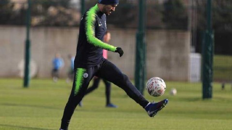 绿茵场上的孤勇者：情人节汗水浇灌的冠军梦