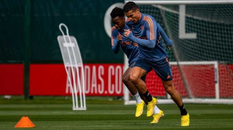 红魔蓄势待发 C罗训练场尽显领袖风范