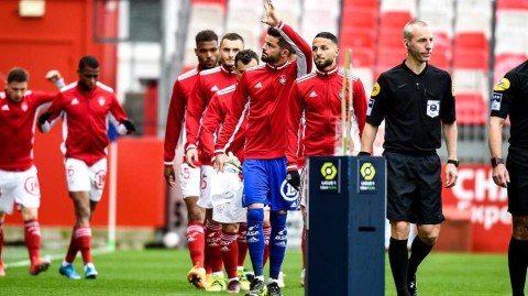 布列塔尼的雨夜激战：布雷斯特主场与昂热互交白卷