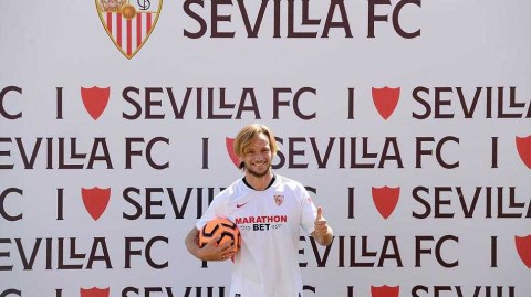 梦回皮斯胡安：拉基蒂奇披上塞维利亚战袍，游子归乡泪洒加盟仪式