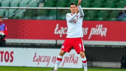 波兰华沙之夜，莱万多夫斯基独造三球击溃波黑