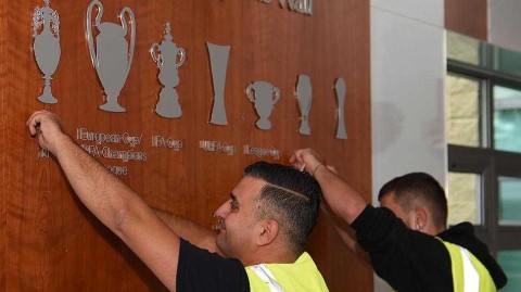 三十载夙愿终成真，利物浦荣誉墙刻上新王印记