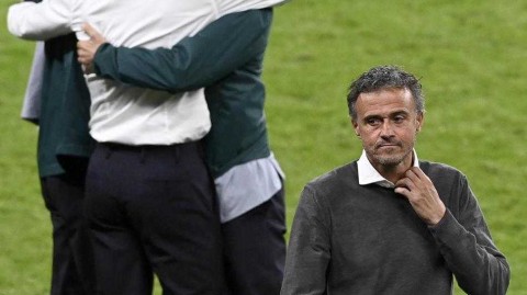 温布利的背影：恩里克赛后祝贺曼奇尼，难掩失落却尽显风度