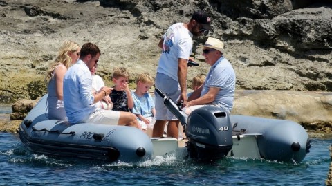 绿茵骁将携眷乐享碧海晴空 拉姆塞家族福门特拉岛温馨度假时光