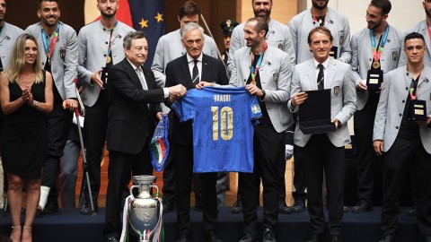 蓝衣军团凯旋归来 罗马城陷入蓝色狂欢海洋