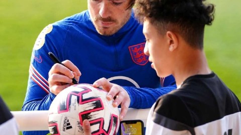 备战大赛温情瞬间：格林里什签名互动展现英格兰队另一面