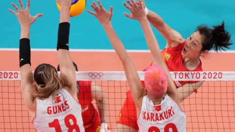 25年等一回！上海女排主场3-0横扫江苏时隔25年再夺排超冠军