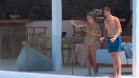 碧波映照爱意浓 库尔图瓦与伴侣希腊海岛共度甜蜜假期