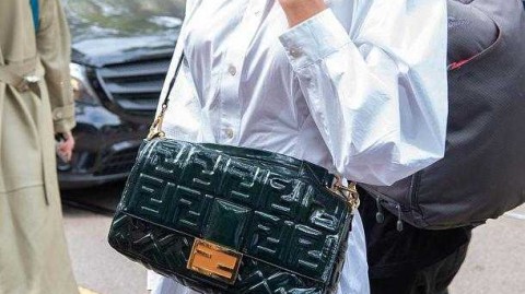 格策爱妻凯瑟琳米兰时装周演绎随性优雅