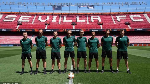 欧联杯决赛前夜的绿茵场与裁判身影