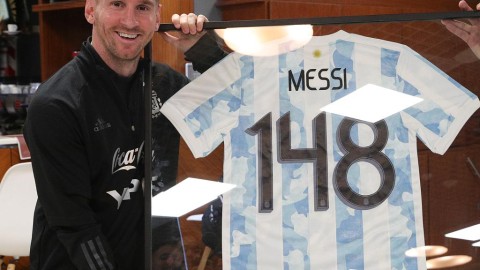 荣耀时刻：梅西与阿圭罗同迎国家队里程碑，获赠珍藏版战袍