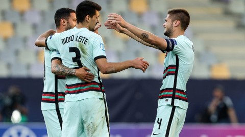 致命乌龙击碎卫冕梦 葡萄牙绝杀西班牙挺进欧青赛决赛