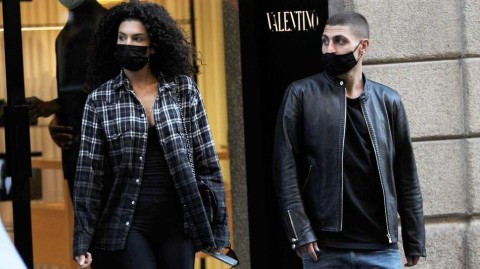 巴黎街头的最美风景：维拉蒂与爱妻杰西卡的甜蜜漫步