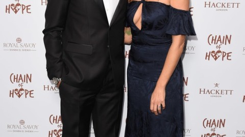 罗伯特·皮雷斯携爱侣闪耀慈善夜 名模娇妻成焦点