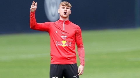 莱比锡红牛决战前最后一练 柏林夜空下的坚毅目光