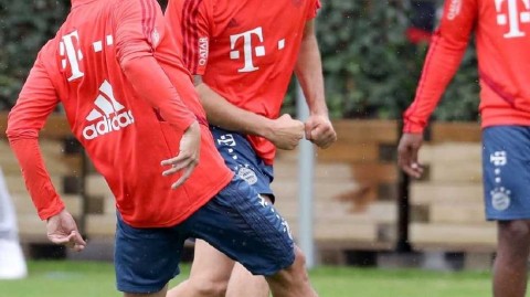 慕尼黑雨中的“魔术师”：库蒂尼奥首训受到球迷热烈追捧