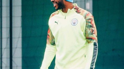 斯特林的欧冠极乐净土：蓝月亮的争冠拼图与豪门的盛夏追逐