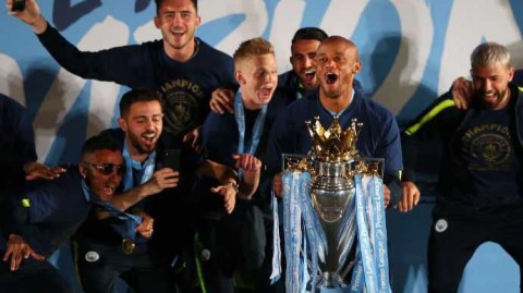 曼城将帅不眠夜！瓜迪奥拉引爆蓝色狂欢，英超冠军嗨翻曼彻斯特