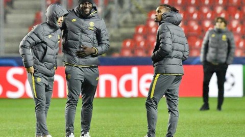 欧冠生死战前夜，蓝黑军团踏遍布拉格青涩草皮