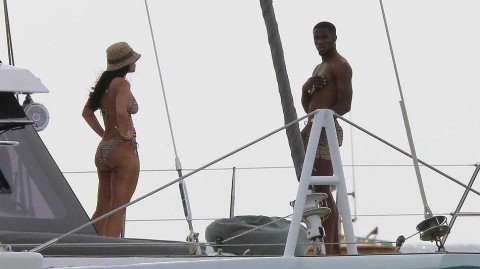 享受阳光！英超“扎球王”扎哈携家人度假